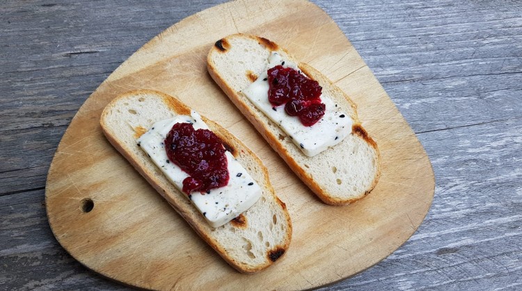 Kanapka z serem i powidłami śliwkowymi zakiszeni.pl